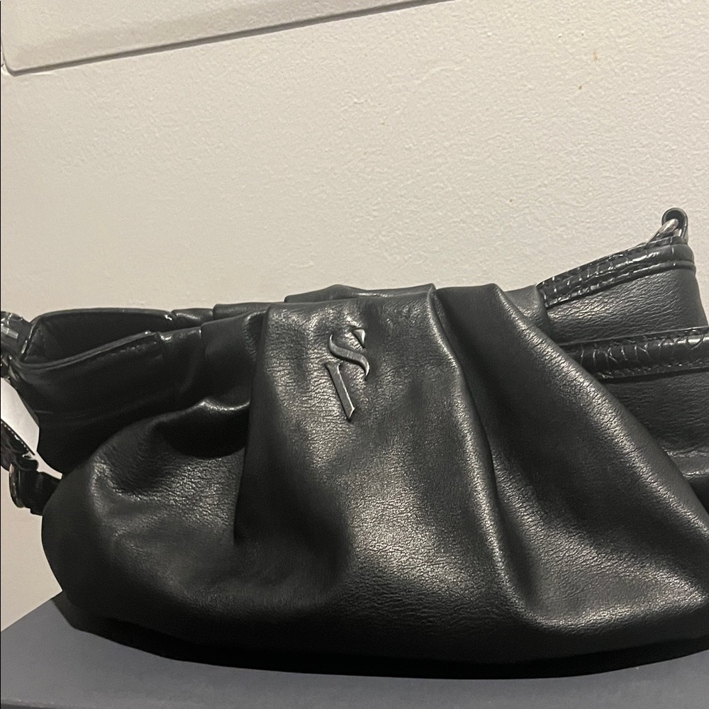 Chic Black Leather Handbag with Iconic Emblem